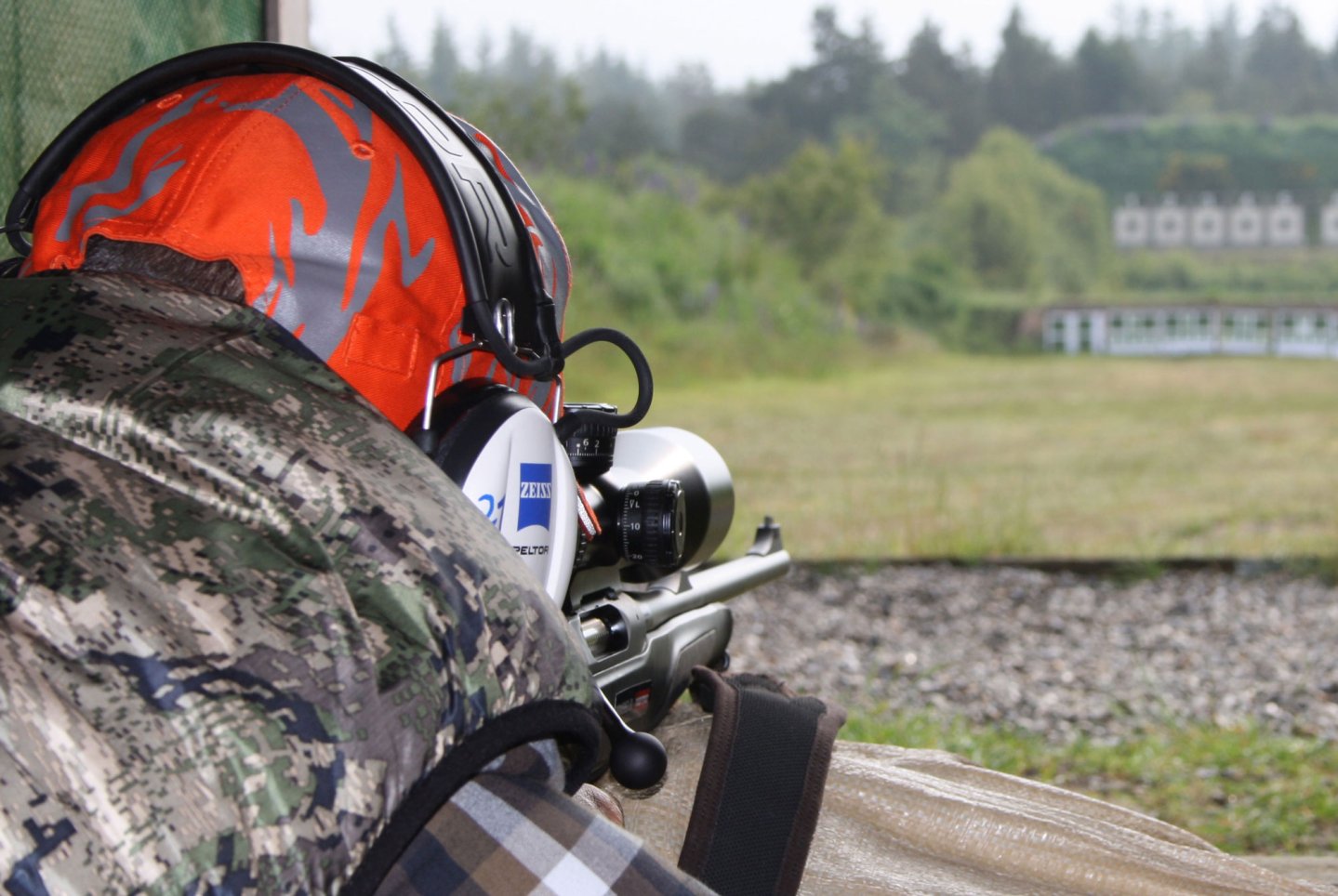 Neben Theorie steht auf dem Lehrplan des Weitschuss-Seminars der Zeiss Training Academy vor allem das Verbessern der schießtechnischen Fertigkeiten der Teilnehmer.