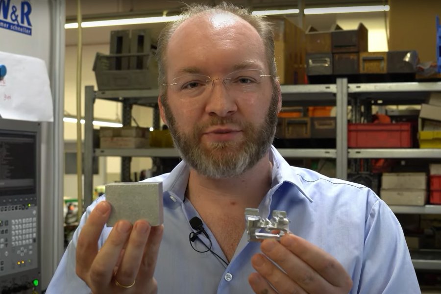 Werksbesuch mit Video: Geschäftsführer Dr. Moritz Fehrer gewährt Einblick in die Fertigung von Recknagel / ERATAC Recknagel-Chef Dr. Moritz Fehrer zeigt einen Alu-Block und was daraus entsteht.