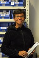Werksbesuch mit Video: Geschäftsführer Dr. Moritz Fehrer gewährt Einblick in die Fertigung von Recknagel / ERATAC Recknagel-Lagerleiterin Sandra hat mehr als 5.000 unterschiedliche Artikel in ihrem Bestand.