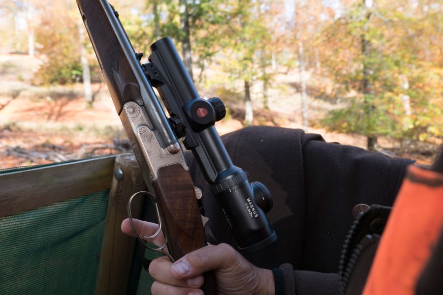 Ausblick auf die Drückjagd-Saison 2018: Interview mit Kai-Uwe Kühl von K&K Premium Jagd Krieghoff Classic Doppelbüchse mit montiertem Zielfernrohr in der Hand eines Jägers auf Drückjagdbock