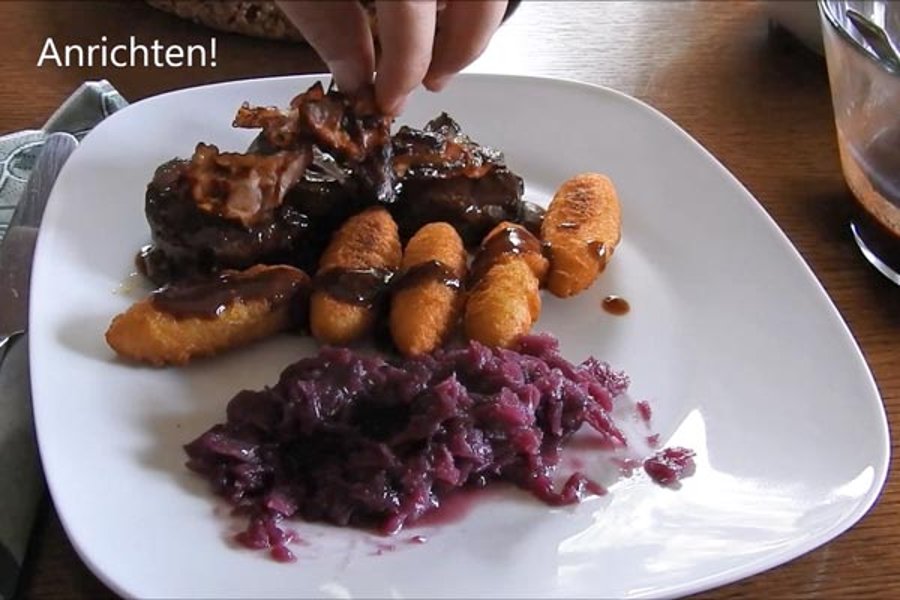 Wild-Rezept: Wildsteak mit Speck in Rotweinsoße Wildsteak mit Kroketten, Speck und Rotkraut