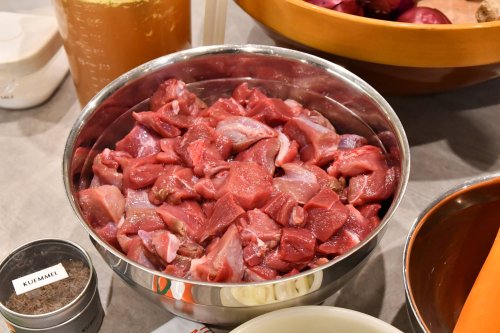 Jetzt gibt&rsquo;s Wild: Wildschweingulasch mit Schwarzbiersauce − Rezept und