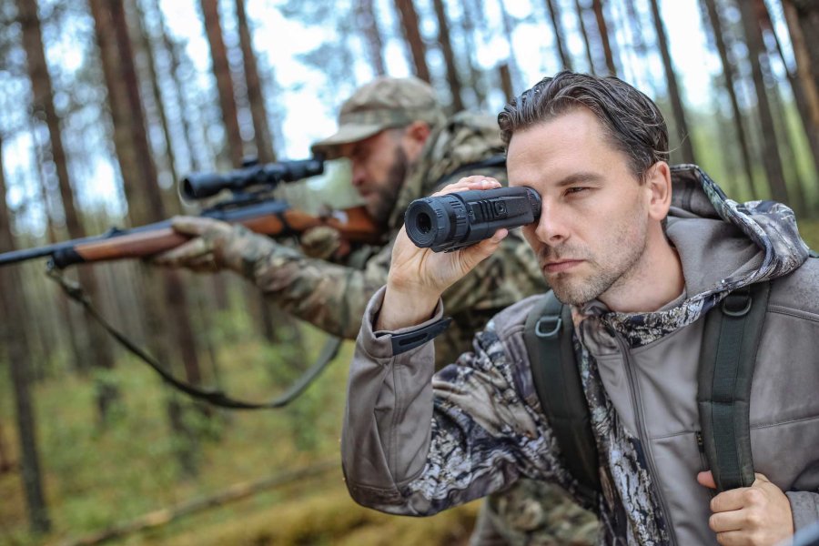 YUKON und Pulsar Kataloge 2018: Optiken für Tag und Nacht Jäger mit Wärmebildgerät Pulsar Quantum Lite XQV