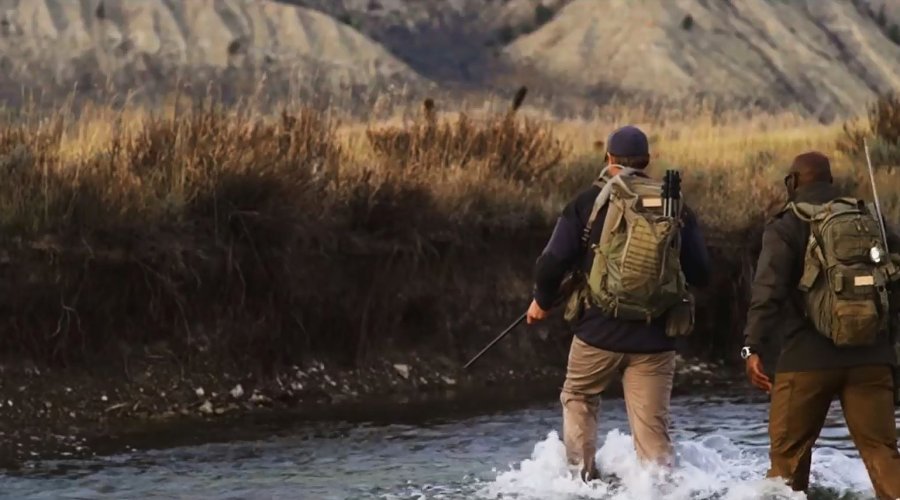 Gut gerüstet: Rucksäcke und Taschen von 5.11 Tactical Jäger druchqueren einen Fluss.