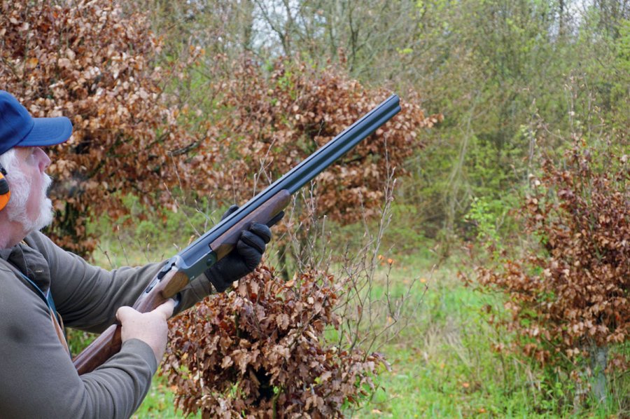 ALLJAGD: jagdliche Produkte für den Sommer 2017 im Angebot Jäger mit Bockflinte Blaser F16 Game auf Jagdparcours