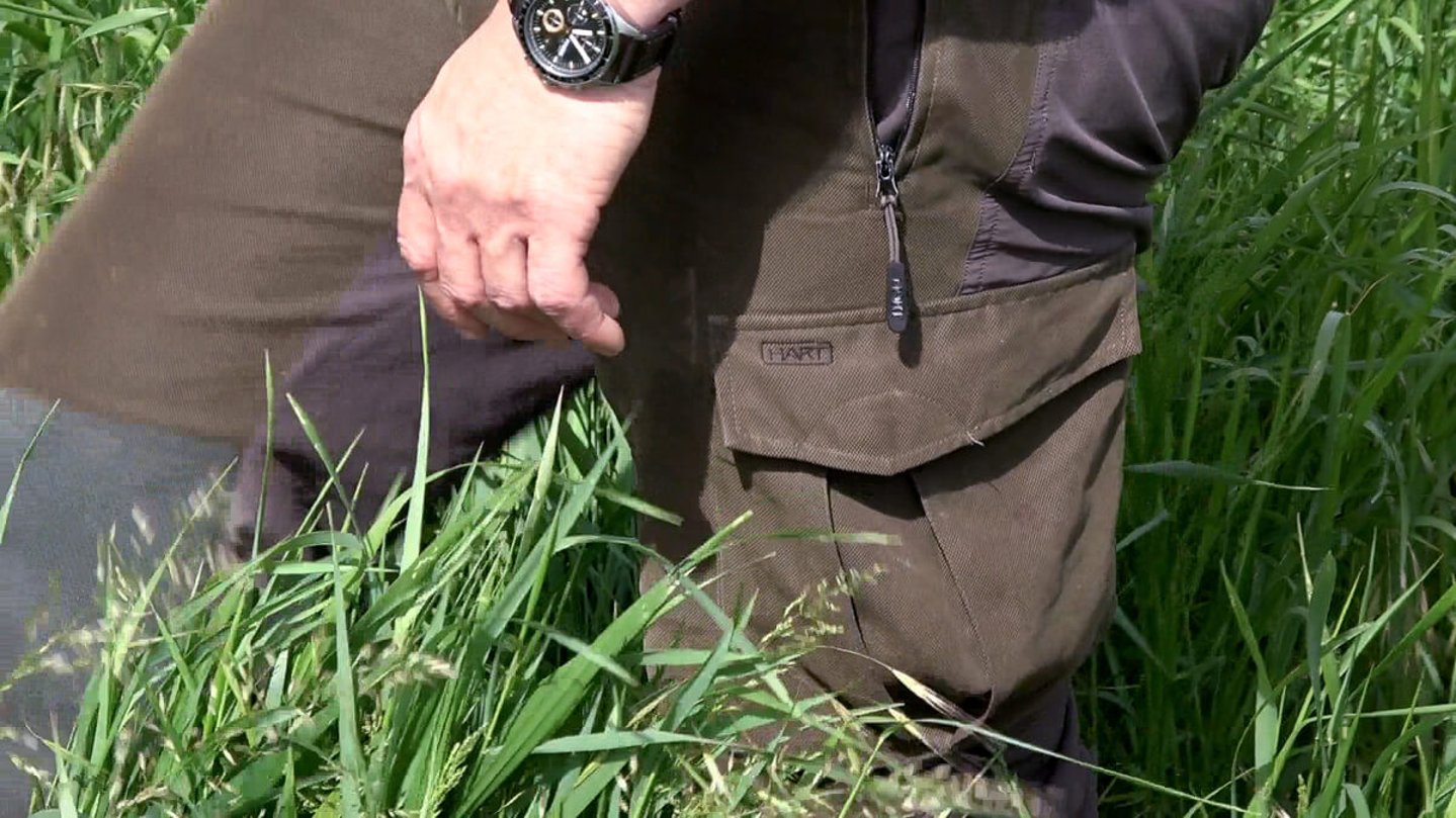 Jagdbekleidung: Durchgehhosen von HART im Praxistest Jäger mit Durchgehhose im kniehohen Gras