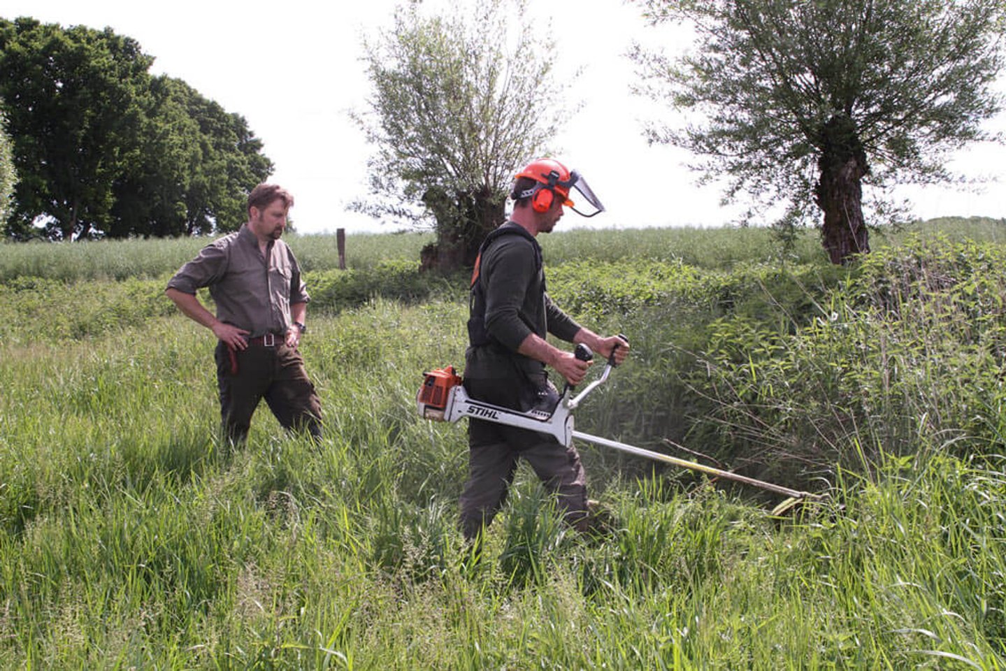 Naturschutz im Revier: Freischneider STIHL FS350 im Test Jagdausbilder mit Jagdschüler