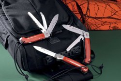 Test: Jagdtaschenmesser-Reihe PUMA IP cazador & la caza micarta Drei Neuheiten von PUMA IP: Oben das dreiklingige la caza micarta I, unten das einklingige la caza micarta III, rechts das zweiklingige cazador micarta. Die Hauptklinge misst jeweils 84 mm, der Messergriff je 110 mm. Das größte Modell wiegt 198, das mittlere 158, das kleinste 110 g.