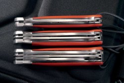 Test: Jagdtaschenmesser-Reihe PUMA IP cazador & la caza micarta Unter den orangefarbenen Micarta-Schalen der PUMA IP cazador & la caza micarta Jagdtaschenmesser sieht man die schwarze Fiber-Lage.