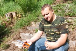 Test: Jagdtaschenmesser-Reihe PUMA IP cazador & la caza micarta Jäger zeigt die drei jagdlichen Klappmesser PUMA IP cazador micarta, la caza micarta I und la caza micarta III fürs Aufbrechen im Revier.