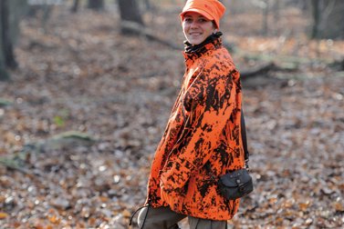Das Camouflage-Muster: Wenn Silhouetten verschwinden Die Camouflage-Tarnjacke in Orange