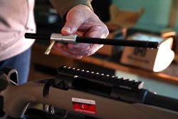 Laufreinigung mit Produkten von Hoppe's: Warum der Lauf einer Waffe unbedingt von Rückständen der Munition befreit werden muss Falsches Schloss zum Reinigen der Waffe.