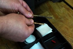 Laufreinigung mit Produkten von Hoppe's: Warum der Lauf einer Waffe unbedingt von Rückständen der Munition befreit werden muss Bürste, Patches und Patchhalter zur Waffenpflege.
