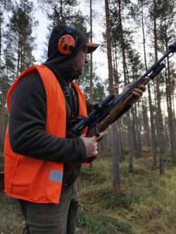 Die digitale Drückjagd Teil 1: Mit dem Smartphone und weiterem Zubehör in Hessen – Vorstellung mit Video Jäger mit einer Büchse von Unique Alpine.