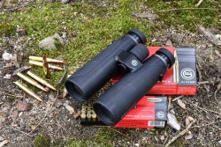 GECO und GECO Gold: Ferngläser für die Jagd GECO Fernglas auf GECO Munitionsverpackung liegend.