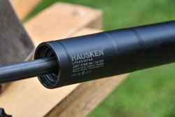 HAUSKEN Jakt JD 184 XTRM MKII HAUSKEN Jakt JD 184 XTRM MKII Schalldämpfer verlängert die Lauflänge lediglich um 10 cm, da es sich um einen Overbarrel-Schalldämpfer handelt
