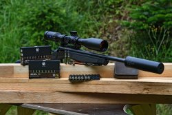 HAUSKEN Jakt JD 184 XTRM MKII HAUSKEN Jakt JD 184 XTRM MKII Schalldämpfer auf Büchse montiert neben RWS Munition und allerlei Zubehör