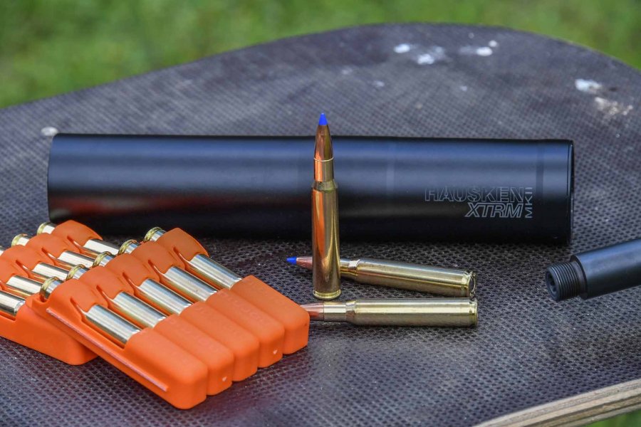 HAUSKEN JAKT JD 224 LITE XTRM MK2: der schlanke Schalldämpfer mit maximaler Dämpfungsleistung HAUSKEN JAKT JD 224 LITE XTRM MK2 Schalldaempfer mit NORMA Bondstrike Munition auf dem Schiessstand Gesamtansicht