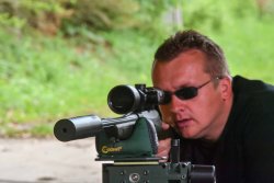 HAUSKEN JAKT JD 224 LITE XTRM MK2: der schlanke Schalldämpfer mit maximaler Dämpfungsleistung HAUSKEN JAKT JD 224 LITE XTRM MK2 Schalldaempfer auf Merkel Helix mit GECO Optik auf dem Schiessstand von vorn