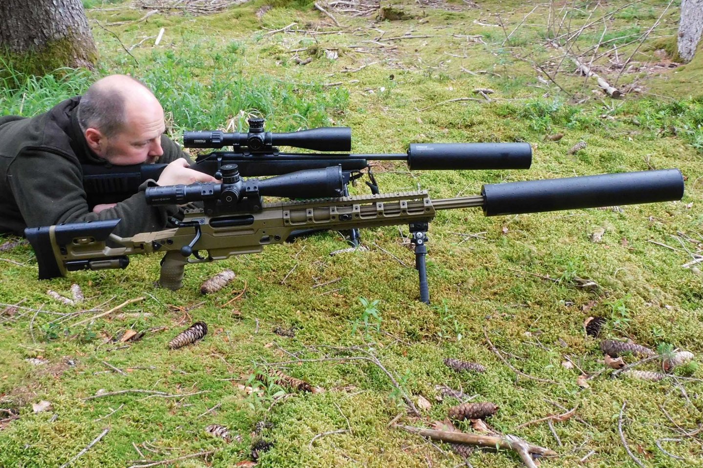 Schalldämpfer-Flaggschiff: Hausken Whisper XTRM MKII – WD306 und WD406 im Praxistest Schütze mit zwei Repetierbüchsen, bestückt mit Schalldämpfern von Hausken.