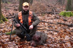 So schützen Sie Ihren Jagdhund! Spezialisten verraten uns, welche Hundeschutzwesten sinnvoll sind. Jäger mit erlegtem Überlaufkeiler