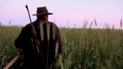 Jagdbekleidung: Durchgehhosen von HART im Praxistest Jäger pirscht durch Feld