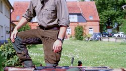 Jagdbekleidung: Durchgehhosen von HART im Praxistest Jäger zeigt Durchgehhose für die jagdliche Praxis