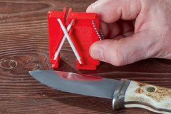 Messer unterwegs Schärfen: 4 Mini-Messerschärfgeräte im Test  Lansky Mini Knife Sharpener mit Messer im Vordergrund.