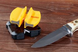 Messer unterwegs Schärfen: 4 Mini-Messerschärfgeräte im Test  Smith‘s und das Work Sharp übereinander liegend.