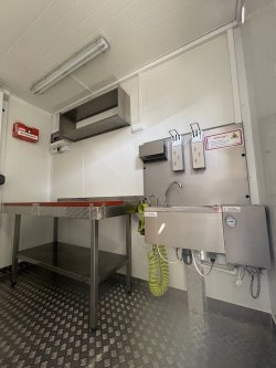 Vorstellung mit Video: Das bietet ein mobiler Zerwirkraum dem Jäger Der stählerne Arbeitsbereich des Zerwirkraumes.