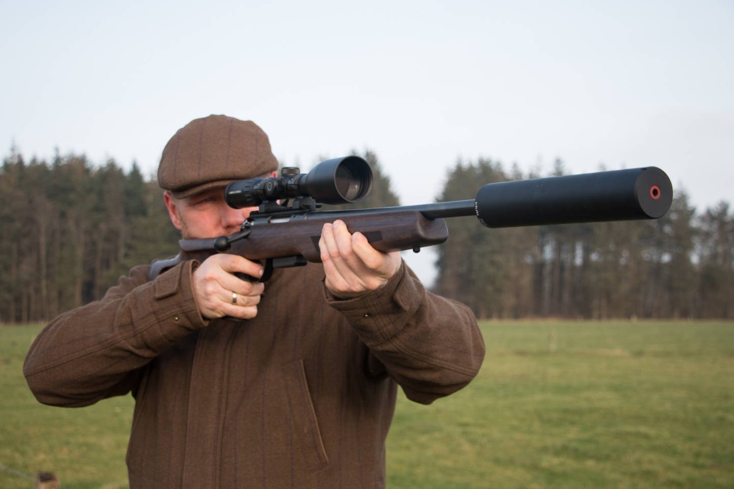 User-Test: Schalldämpfer Nielsen Sonic 50 Ghost Multikaliber-Schalldämpfer Andreas Jordt mit Anschütz mit Sonic 50 Ghost im Anschlag.