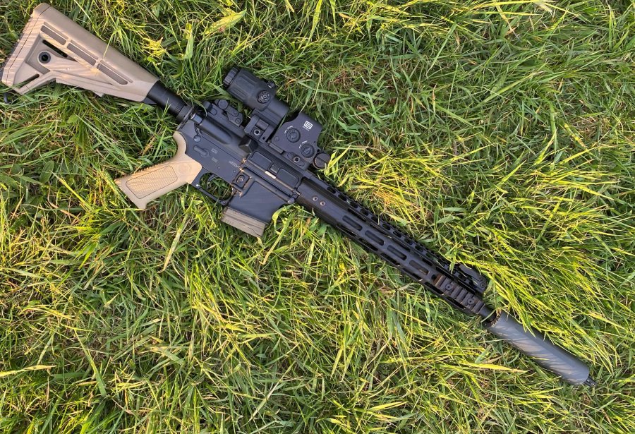 Im Praxistest von Hanna Selena: Oberland Arms KDA Schalldämpfer für die Jagd mit Halbautomaten OA-15 Selbstladebuechse von Oberland Arms liegt mit montiertem KDA Schalldaempfer auf der Wiese