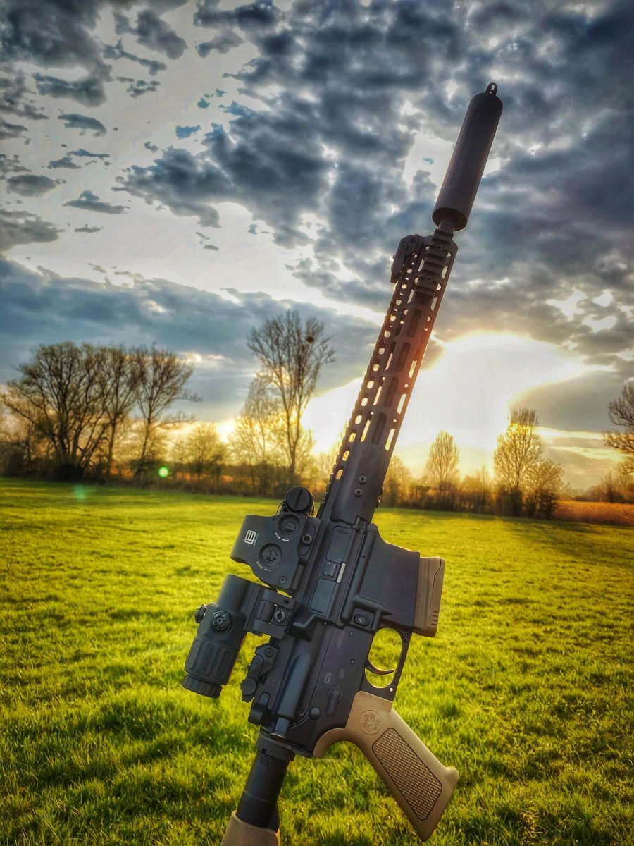 Im Praxistest von Hanna Selena: Oberland Arms KDA Schalldämpfer für die Jagd mit Halbautomaten OA-15 Selbstladebuechse von Oberland Arms liegt mit montiertem KDA Schalldaempfer vor Sonnenuntergang in der Natur