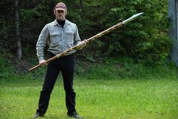 PUMA Ehren-Saufeder: Wir stellen Ihnen die traditionelle Blankwaffe vor Die PUMA Ehren-Saufeder von einem Mann gehalten