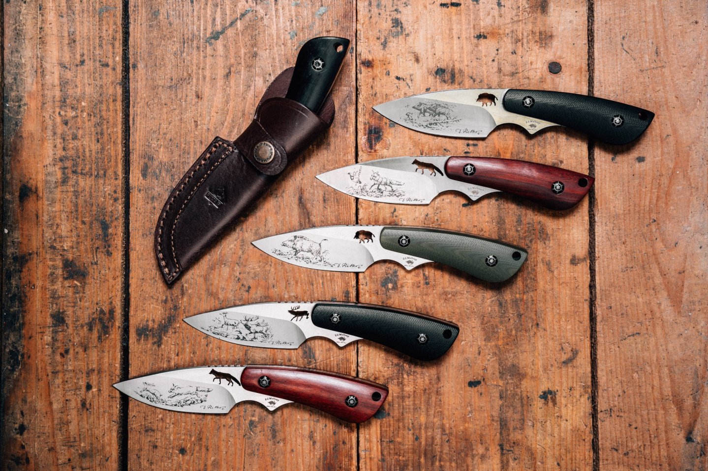 Neu: Designer-Jagdmesser PUMA IP Wild Edition – die neue Serie mit verschiedenen Klingenmotiven für 2021 Die Messer der PUMA Wild Edition in Reihe gelegt mit einer Scheide