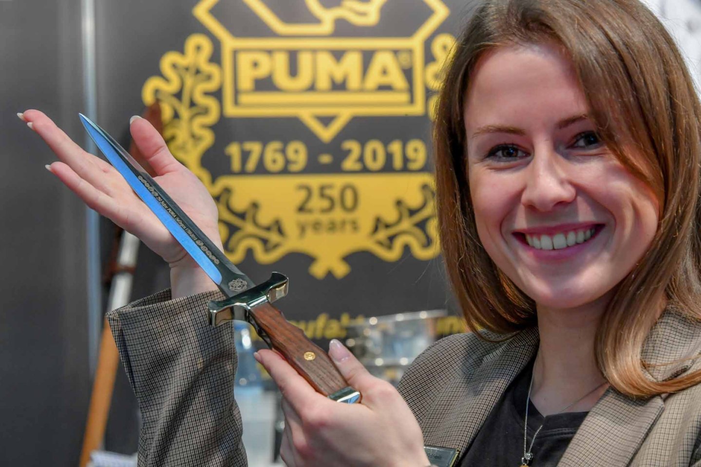 250 Jahre PUMA Messer: Scharfe Neuheiten zum Firmenjubiläum Eine Mitarbeiterin präsentiert das PUMA Jahresmesser 2019 "Hirschfänger".