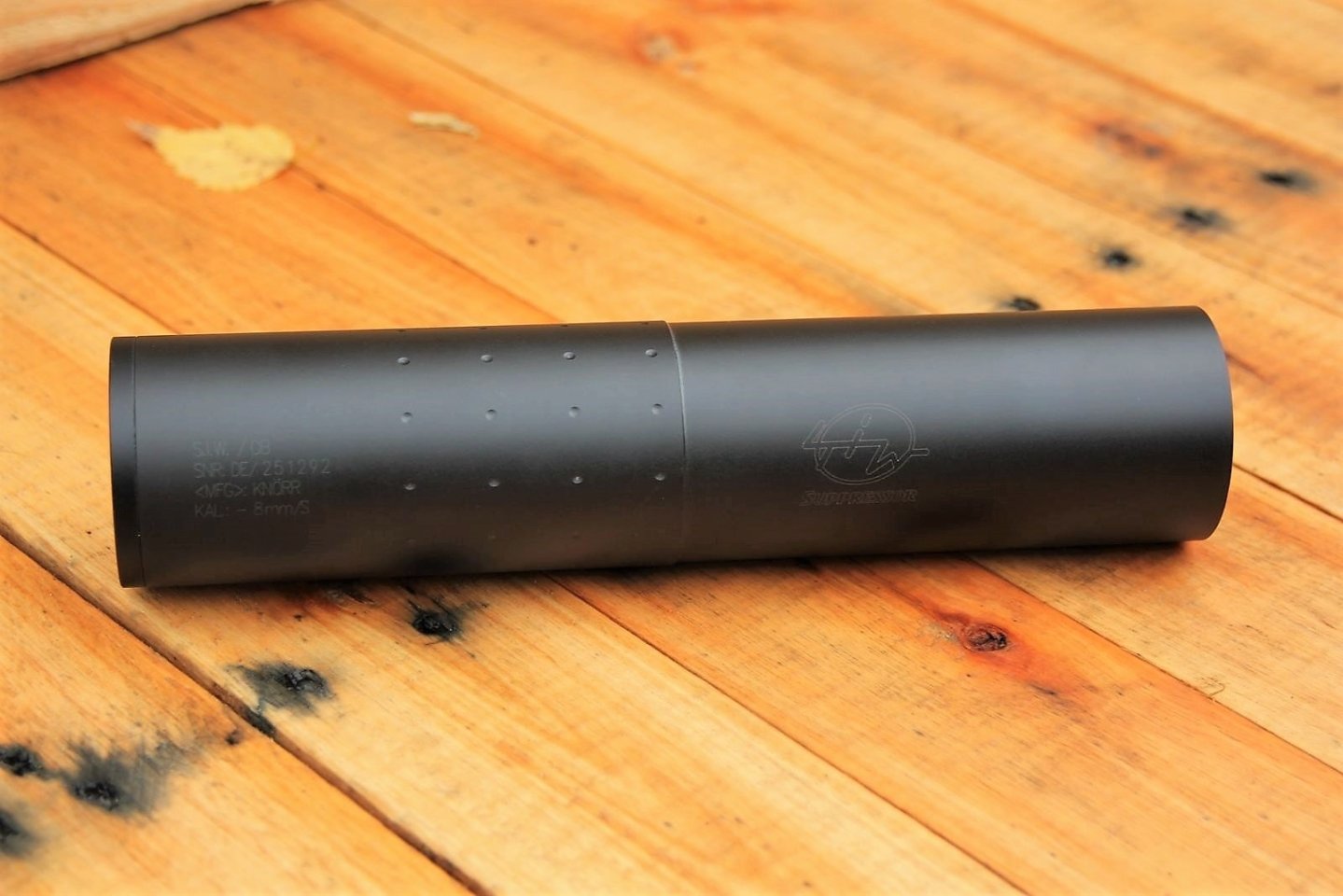 S.I.W./OB Overbarrel-Schalldaempfer fuer die Jagd auf Holztisch