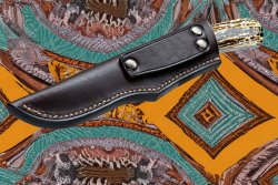 Die Rückseite der Lederscheide des Sauer Jahresmessers 2024 Oshipa im Detail.