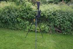 Praxistest: Was bringt der Carbon Fiber Tripod KJI K800 CF mit Reaper Grip für den Jäger im Revier? KJI K800 mit Reaper Grip und maximal nach vorn geneigter Waffe.