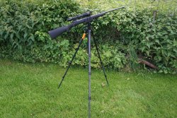 Praxistest: Was bringt der Carbon Fiber Tripod KJI K800 CF mit Reaper Grip für den Jäger im Revier? KJI Schießdreibein K800 CF mit KJI Reaper Grip und Waffe in maximalem Schusswinkel.
