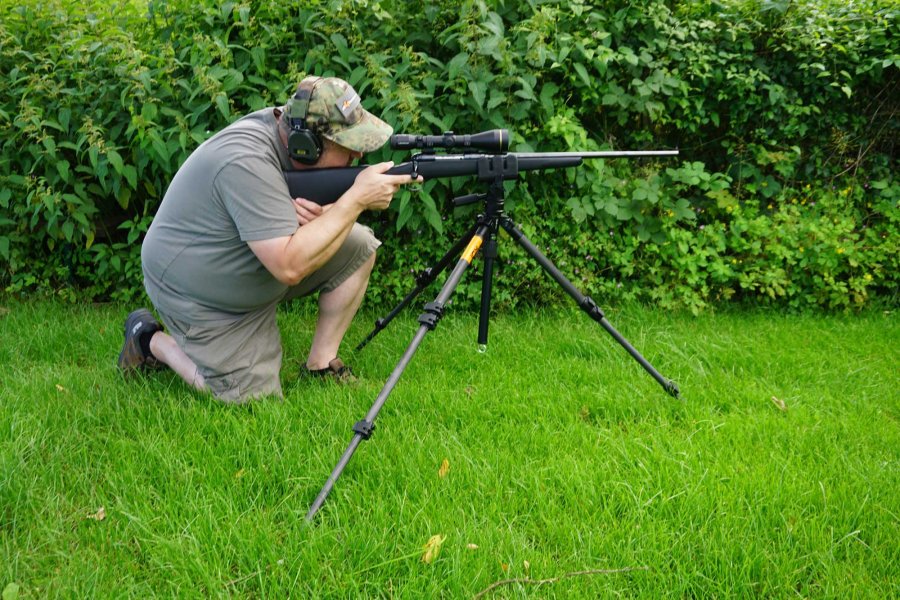 Praxistest: Was bringt der Carbon Fiber Tripod KJI K800 CF mit Reaper Grip für den Jäger im Revier? Das KJI K800 CF als Knieendstativ eingesetzt.