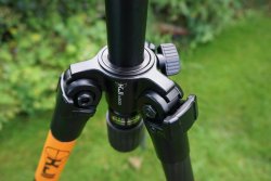 Praxistest: Was bringt der Carbon Fiber Tripod KJI K800 CF mit Reaper Grip für den Jäger im Revier? Funktionsweise der Winkelvoreinstellung beim KJI K800 CF.