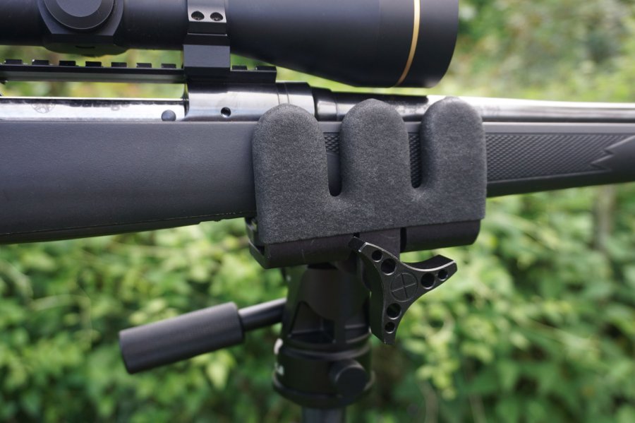 Praxistest: Was bringt der Carbon Fiber Tripod KJI K800 CF mit Reaper Grip für den Jäger im Revier? Sowohl die Klemmbacken des KJI Reaper Grip verfügen über eine schaftschonende, handschuhartige Gummiarmierung.