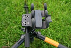 Praxistest: Was bringt der Carbon Fiber Tripod KJI K800 CF mit Reaper Grip für den Jäger im Revier? Blick zwischen die Klemmbacken der Waffenhalterung KJI Reaper Grip.