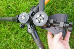 Praxistest: Was bringt der Carbon Fiber Tripod KJI K800 CF mit Reaper Grip für den Jäger im Revier? Die Grundplatte des KJI K800 von oben und die Bodenplatte des KJI Reaper Grip von unten.