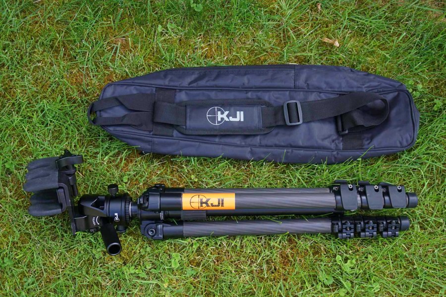 Praxistest: Was bringt der Carbon Fiber Tripod KJI K800 CF mit Reaper Grip für den Jäger im Revier? Zum Lieferumfang des KJI K800 CF gehört auch eine Transporttasche, in die aber nur das Stativ ohne Waffenhalterung passt.