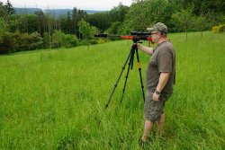 Praxistest: Was bringt der Carbon Fiber Tripod KJI K800 CF mit Reaper Grip für den Jäger im Revier? Auch mit der eingeklemmten Waffe samt Optik und Schalldämpger lässt sich das KJI K800 mit Reaper Grip noch leicht fortbewegen.