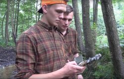 Wildkameras: Funktionen und Tipps und Tricks für tolle Bilder Hunter Brothers nehmen Einstellungen an einer MINOX DTC 450 Wildkamera vor