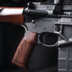 Woox Vigilante Beavertail Grip: Claro-Nussholz für AR-15 und AR-10 – Holzgriff für Selbstladebüchsen Woox Vigilante Beavertail Grip: Claro-Nussholz für AR-15 und AR-10 – Holzgriff für Selbstladebüchsen