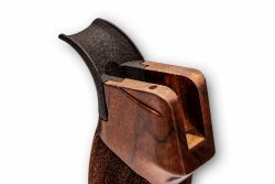Woox Vigilante Beavertail Grip: Claro-Nussholz für AR-15 und AR-10 – Holzgriff für Selbstladebüchsen Woox Vigilante Beavertail Grip: Claro-Nussholz für AR-15 und AR-10 – Holzgriff für Selbstladebüchsen
